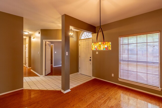 Building Photo - 4 bedroom, 2 bathroom home in South Austin!