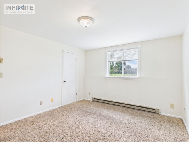 Building Photo - 3 Bedroom off East Valley Center!