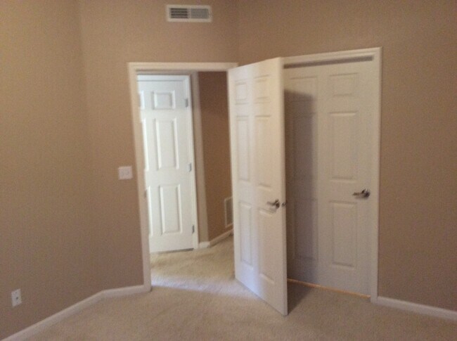Building Photo - 2 bedroom Condo in a gated community. 1 Ca...
