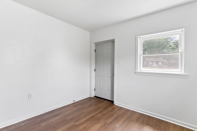 Building Photo - 422 Longwood Ave