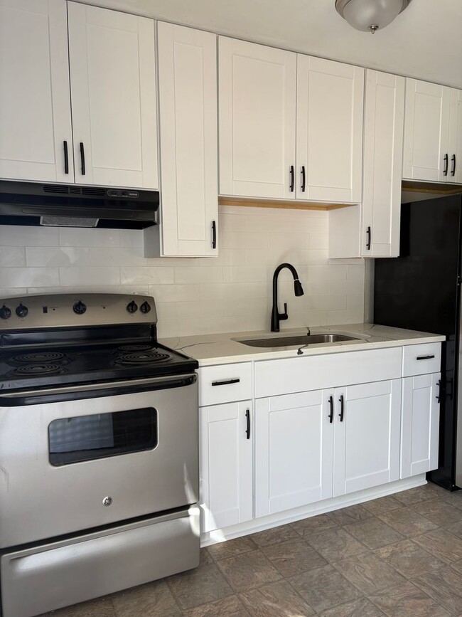 Building Photo - Spacious 2bedroom Duplex