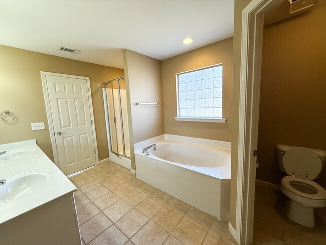 Building Photo - 1252 Washington Dr