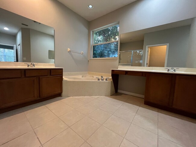 Building Photo - Stunning 4 Bedroom 2.5 Bath Home with Bonu...