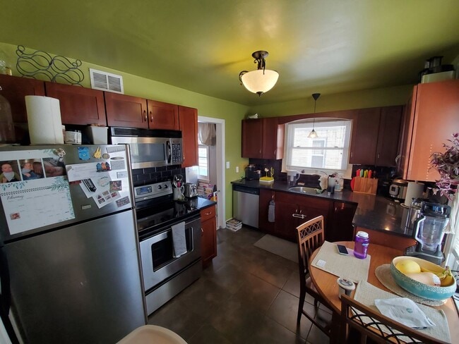 Building Photo - Cute 2 bedroom cape cod