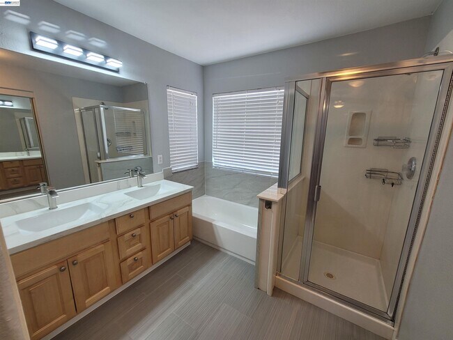 Building Photo - 577 Rockingham Way
