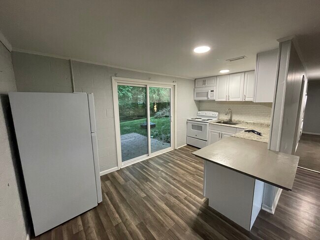 Building Photo - 8718 Rollingwood Rd