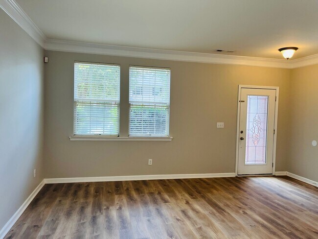 Building Photo - Prime location, lots of extra sqft, fenced...