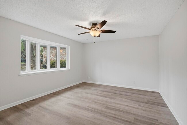 Building Photo - 1906 Hillingway St