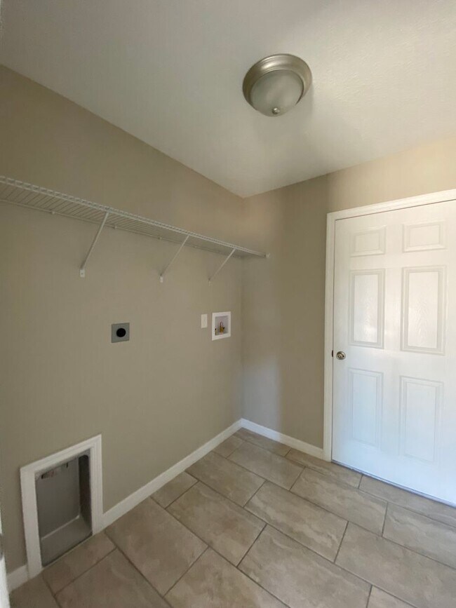 Building Photo - Desirable SW Ocala Neighborhood 3/2/2 *WON'T LAST*