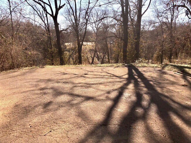 Building Photo - Charming single-level ranch home offers 4 bedrooms and 2 bathrooms in Brentwood