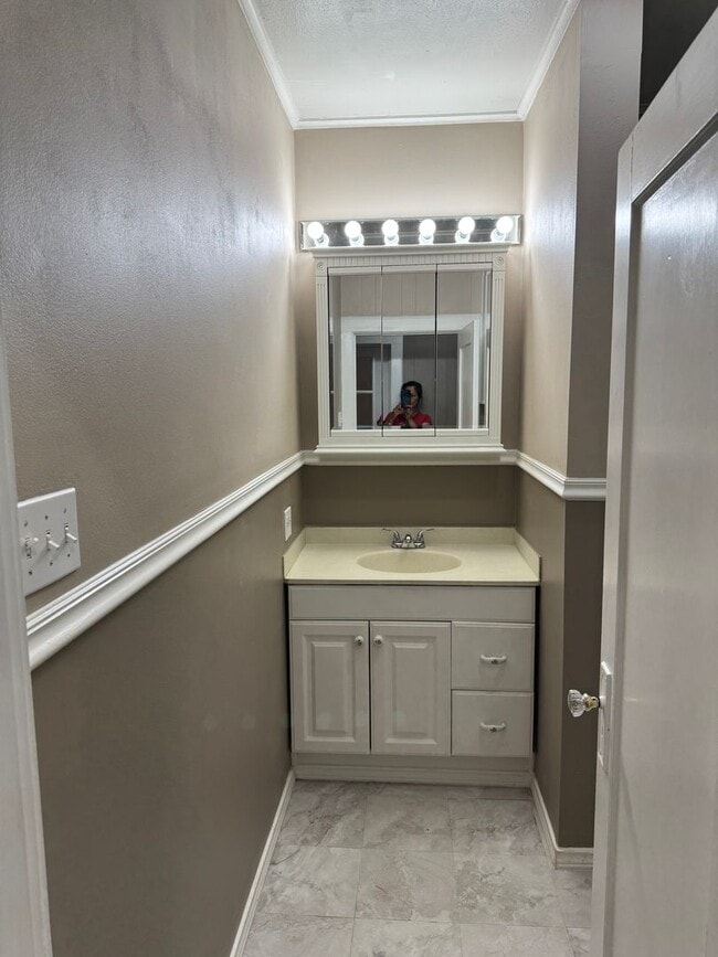 Building Photo - 2-bed/1-bath Downstairs unit!