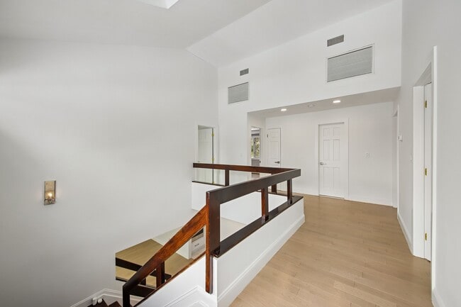 Building Photo - 11 Hudson Terrace