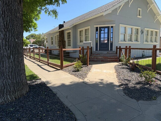 Building Photo - Warm and Charming 2 Bedroom Home in Newman for Rent!