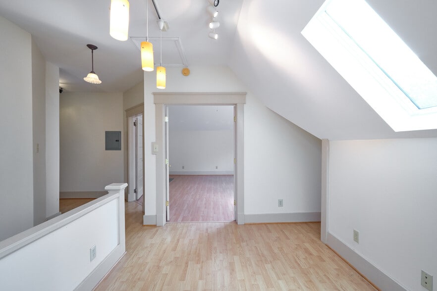 Building Photo - 803 Phillips Ave