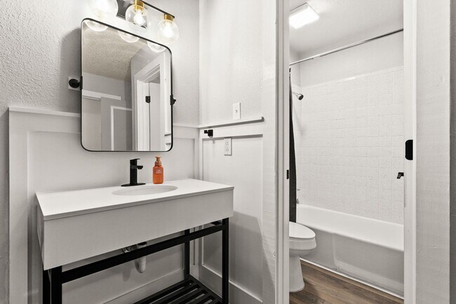 Building Photo - 2606 Lake Rd