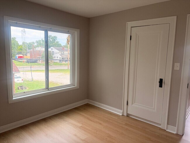 Building Photo - Newly Updated 2-Bedroom, 1 bath | Modern Finishes | $1,250/Month
