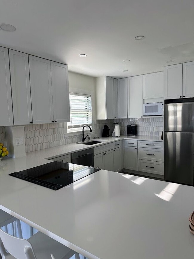 Building Photo - Oceanfront 2/1 furnished Condo