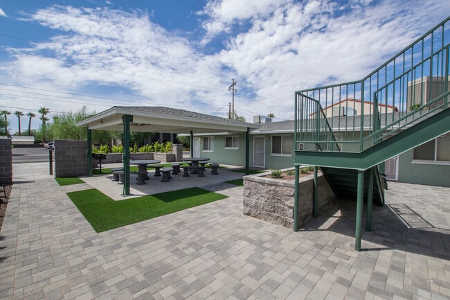 Building Photo - 208 E Virginia Ave