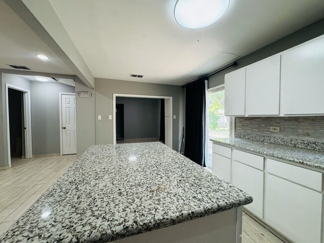 Building Photo - 112 Mirasol Dr