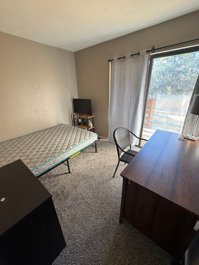 Building Photo - Fully Furnished 2 Bed, 1.5 Bath Townhome –...