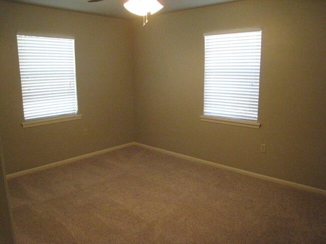 Building Photo - 1127 Lake Dr