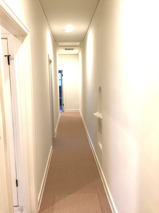 Building Photo - 1106 S Doheny Dr