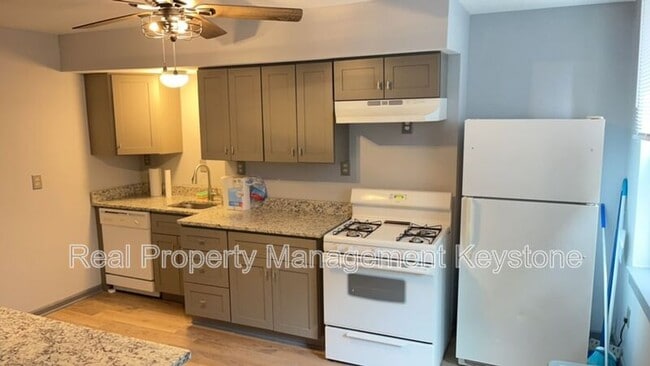 Primary Photo - 2422 Jane St