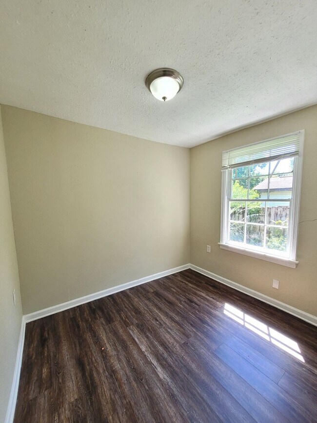 Building Photo - 307 Hermey Ave