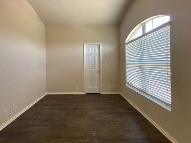 Building Photo - Gorgeous 4 bed/2.5 bath home in a great lo...