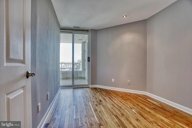 Building Photo - 100 Harborview Dr