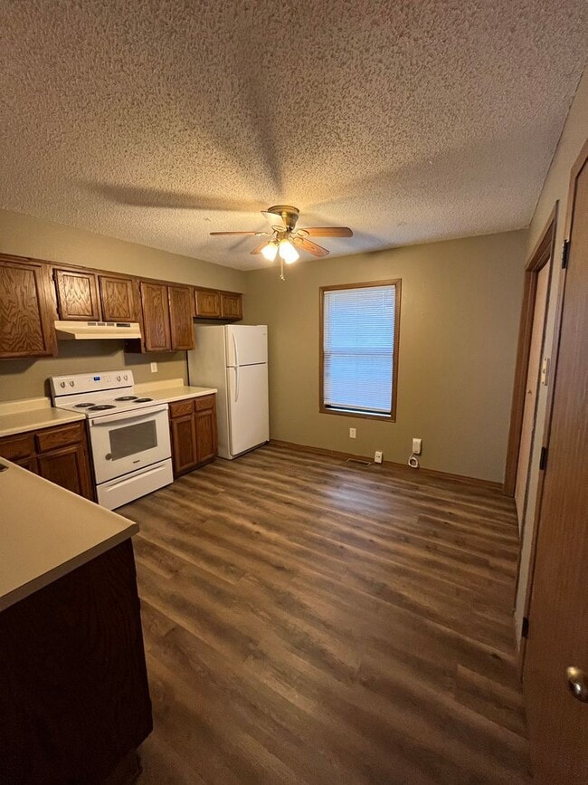 Building Photo - Updated 2 bed 1 bath with garage!