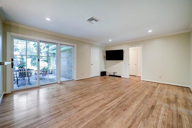 Building Photo - 722 Camelot Ln