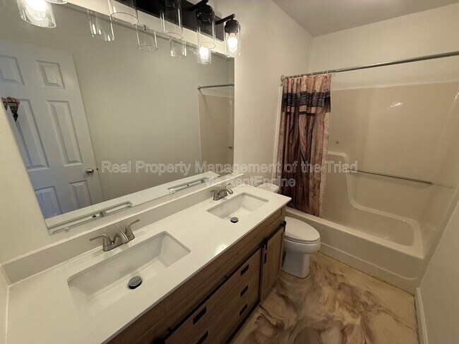 Building Photo - 916 Spring Hill Ct