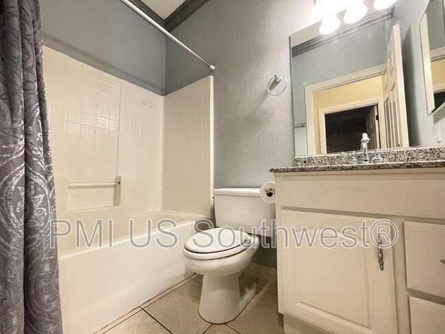 Building Photo - 2549 Country Club Dr