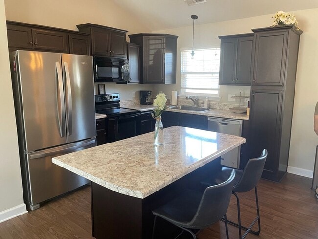 Building Photo - Furnished Rental Available Soon!