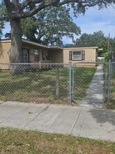 Building Photo - 1027 19th Ave S