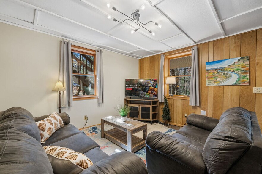 Building Photo - 161 Old Transylvania Turnpike