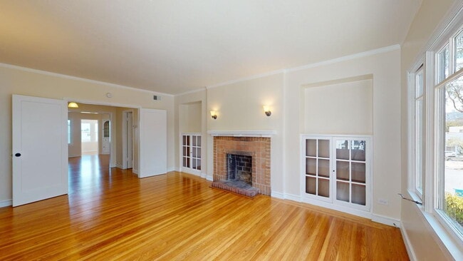 Building Photo - San Francisco Living at Its Finest