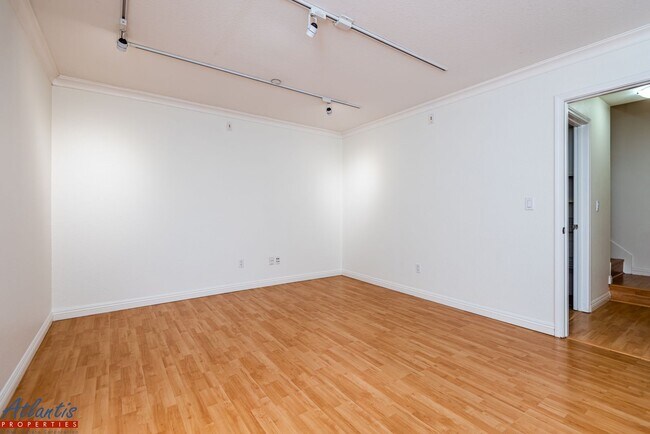 Building Photo - Beautiful Townhouse | Desirable Location