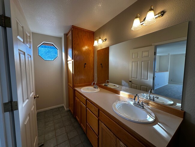 Building Photo - Views from Paradise!