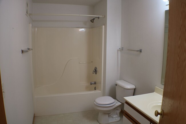 Building Photo - $1,195 | 2 Bedroom, 1 Bathroom Condo | No ...