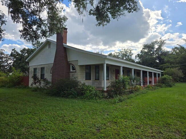 Building Photo - Charming Single Family Home with Beautiful...