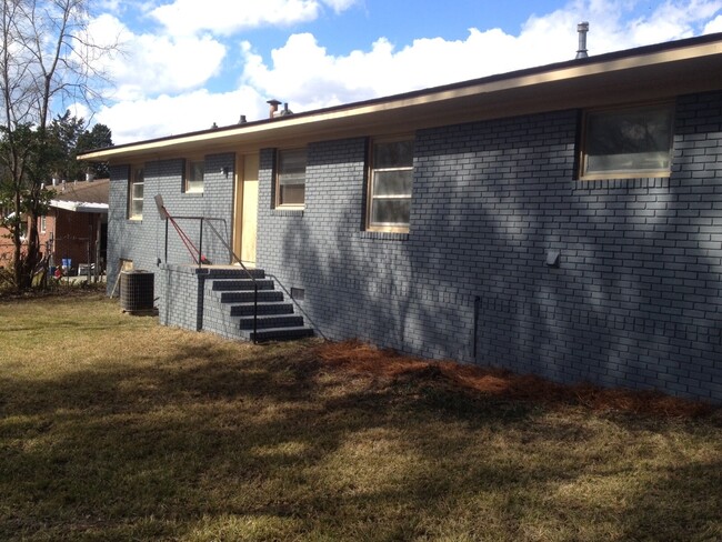 Building Photo - **ON HOLD**3 Bedroom / 1 Bathroom Home for...