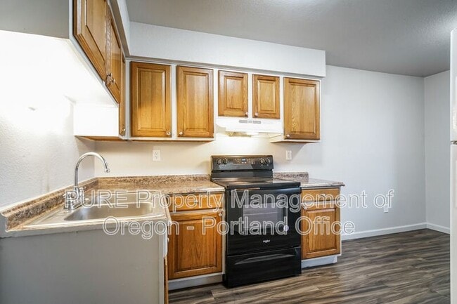 Building Photo - 760 Plymouth Dr NE