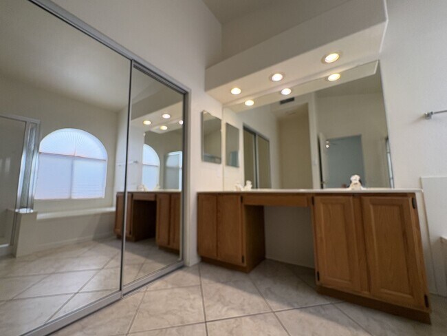 Building Photo - Great eastside location pet friendly