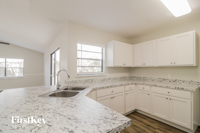 Building Photo - 2416 Lackland Dr
