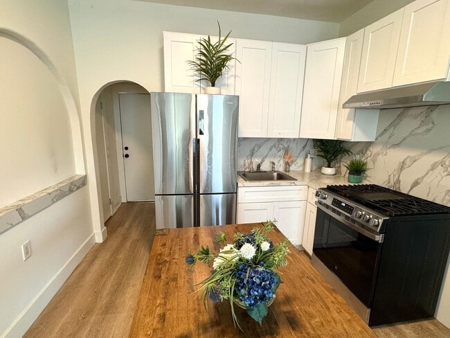 Building Photo - 4 Bed 2 Bath in Echo Park with Back Patio
