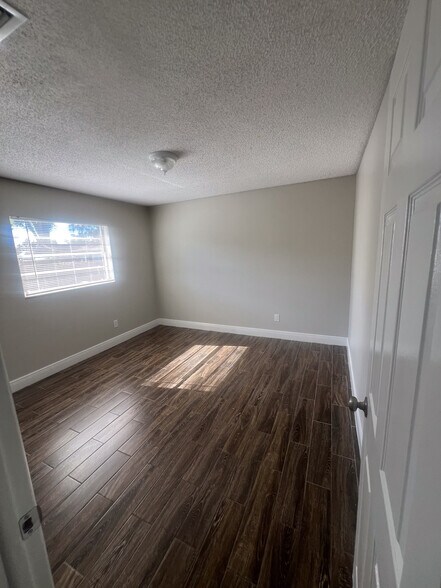 Building Photo - 7506 N Thatcher Ave