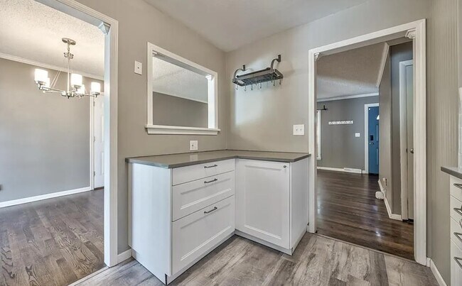 Building Photo - 8608 Maple Ave