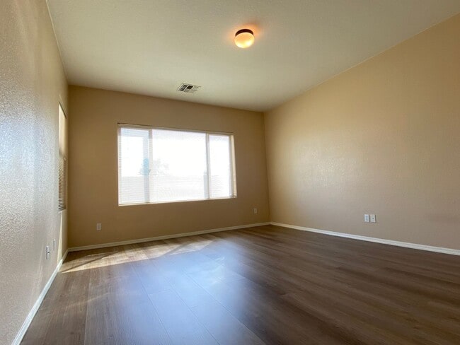 Building Photo - 517 S 115th Dr